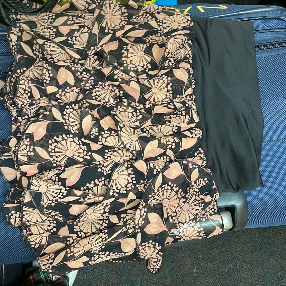 Ruffled skirt with flower design